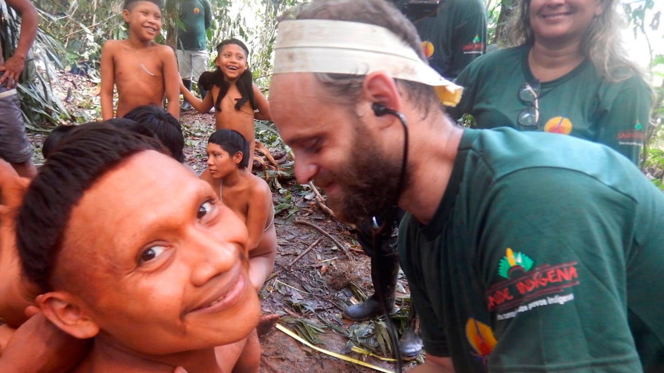 Brasilien: Ein Expeditionsmitglied hört die Herzfrequenz eines Mannes aus dem Volk der Korubo ab.