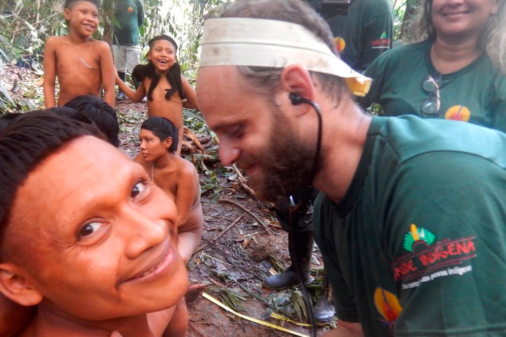Brasilien: Ein Expeditionsmitglied hört die Herzfrequenz eines Mannes aus dem Volk der Korubo ab.