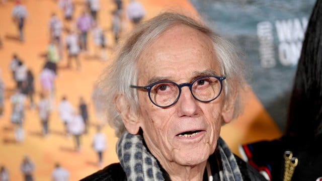 Christo ist von den echten Dingen begeistert.