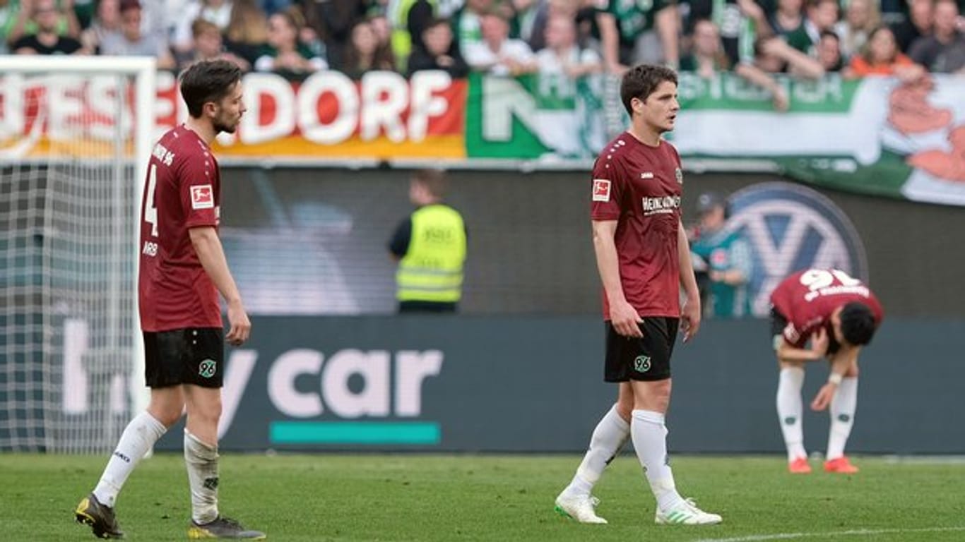 Kampf gegen den Abstieg: Die Spieler von Hannover 96 müssen nach dem 1:3 in Wolfsburg erneut eine Niederlage verdauen.