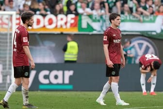 Kampf gegen den Abstieg: Die Spieler von Hannover 96 müssen nach dem 1:3 in Wolfsburg erneut eine Niederlage verdauen.