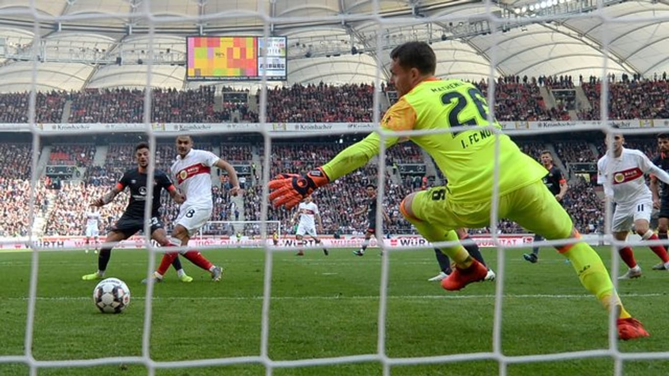 Ozan Kabak (M) vom VfB Stuttgart schießt das Tor zum 1:1 gegen Nürnbergs Torwart Christian Mathenia.