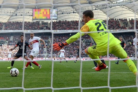 Ozan Kabak (M) vom VfB Stuttgart schießt das Tor zum 1:1 gegen Nürnbergs Torwart Christian Mathenia.