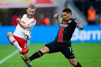 Leverkusens Paulinho (r) und attackiert den Leipziger Laimer.