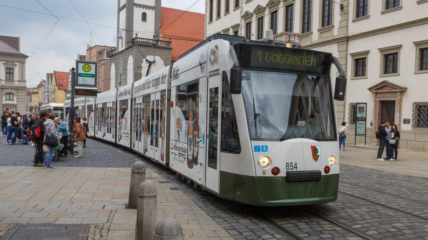 Eine Straßenbahn in Augsburg: In der bayerischen Großstadt dürfen Senioren ein Jahr lang umsonst den öffentlichen Nahverkehr nutzen.