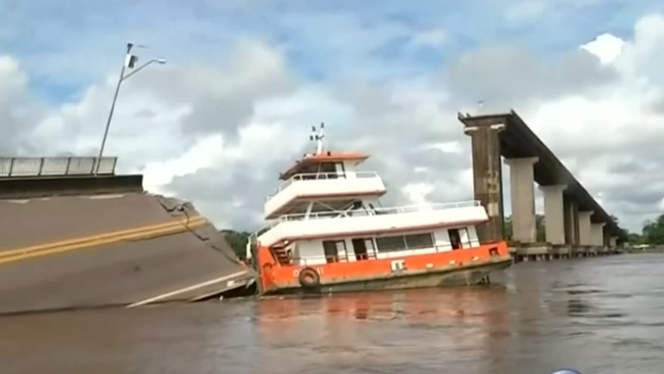 Eingestürzte Brücke in Brasilien: Nach Angaben einer staatlichen Nachrichtenagentur fuhren zwei Fahrzeuge über die Brücke, als die Pfeiler nachgaben.