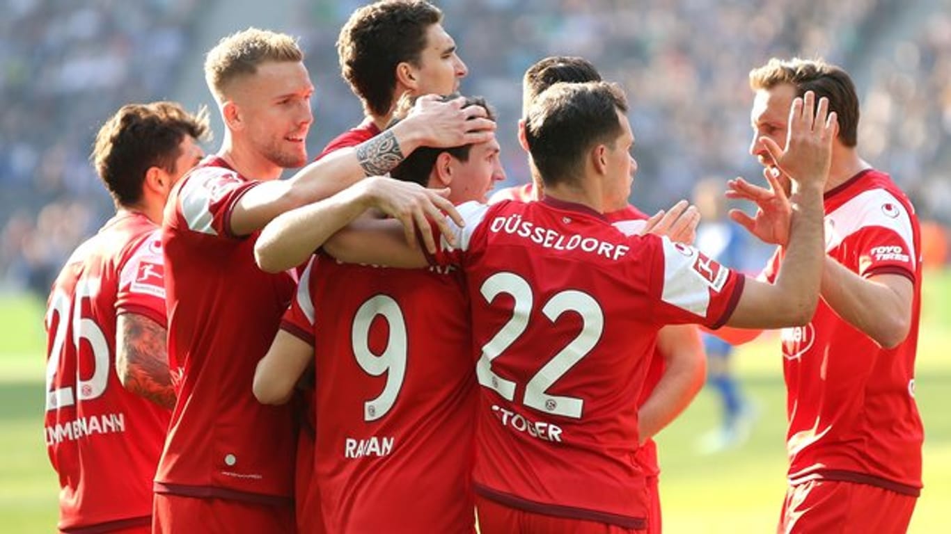 Die Spieler von Fortuna Düsseldorf feiern den Erfolg bei Hertha BSC.