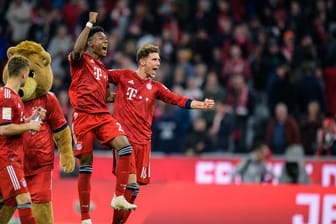 Die Spieler des FC Bayern München feiern den klaren Sieg über Borussia Dortmund.
