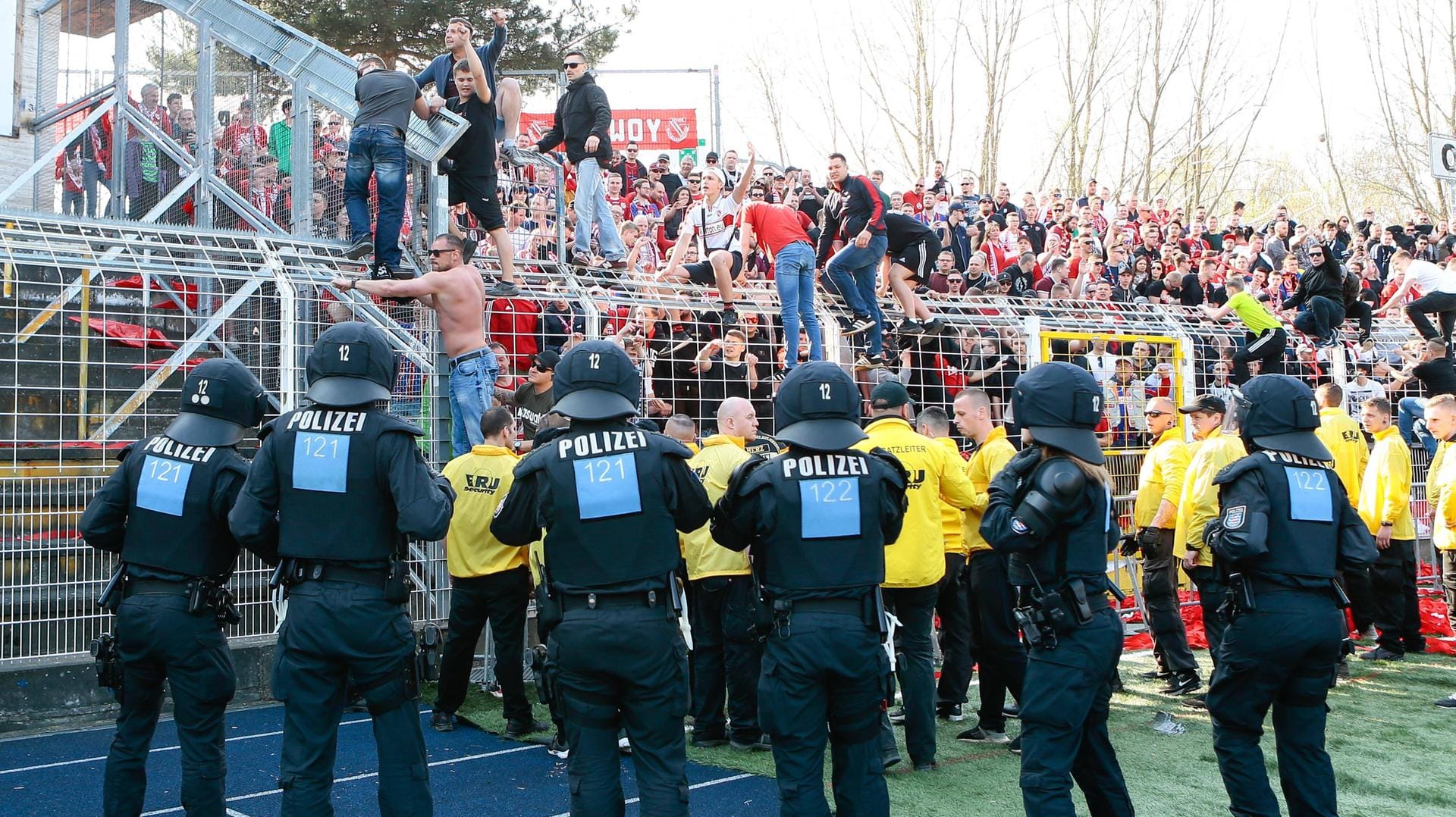 Anhänger auf den Zäunen: Schon im Stadion-Innenraum gab es Probleme zwischen Cottbus-Fans und der Polizei.