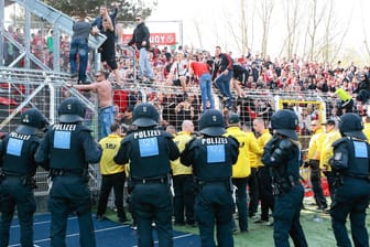 Anhänger auf den Zäunen: Schon im Stadion-Innenraum gab es Probleme zwischen Cottbus-Fans und der Polizei.