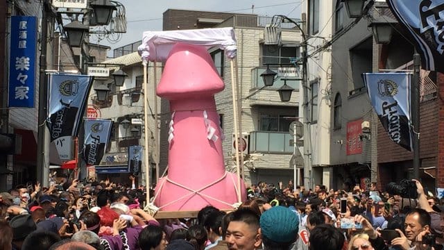 Ein riesiger Phallus wird beim Phallus-Festival in Kawasaki durch die Straßen getragen. Ein riesiger Phallus wird beim Phallus-Festival in Kawasaki durch die Straßen getragen.