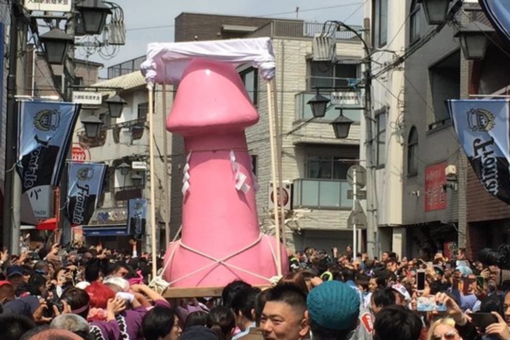Ein riesiger Phallus wird beim Phallus-Festival in Kawasaki durch die Straßen getragen.