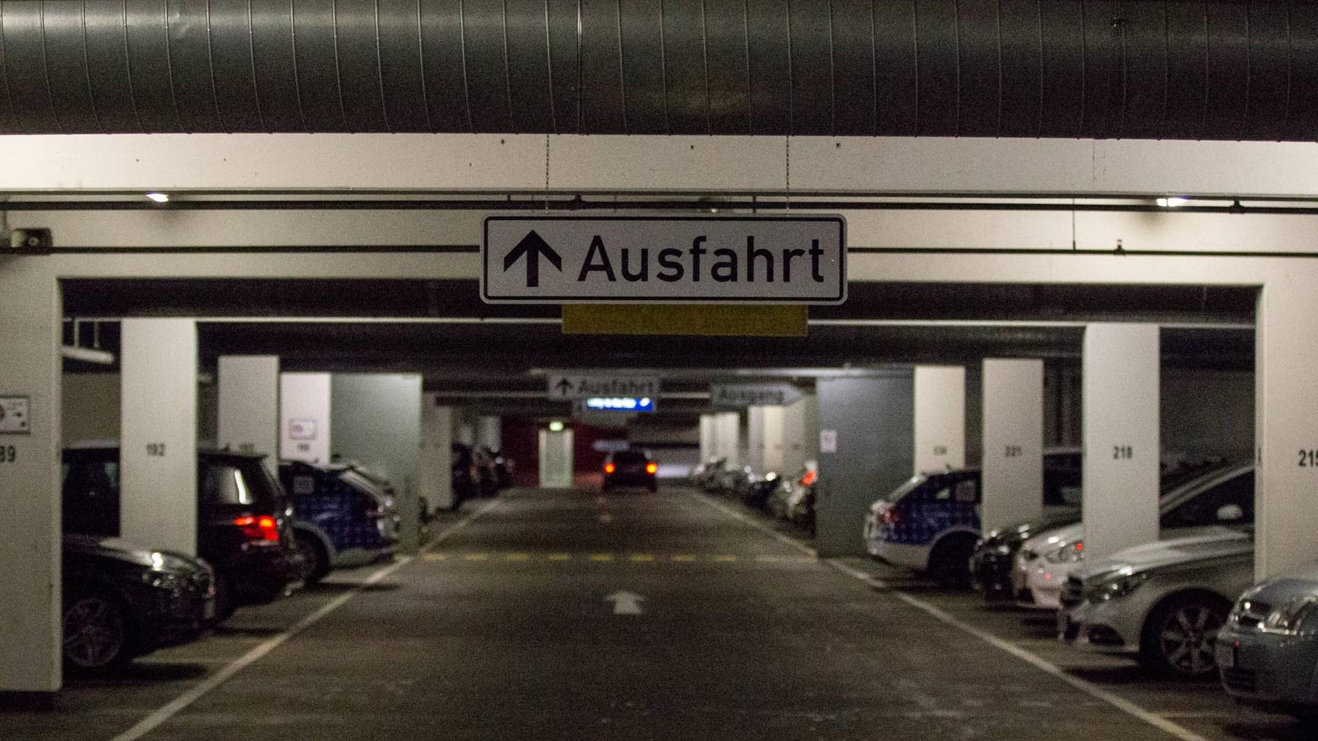 Ein Parkhaus in Essen: Ein Jugendlicher wurde von einem Auto eingeklemmt. (Archivbild)