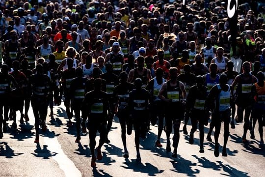 Die Läufer starten in Hannover zum Marathon.