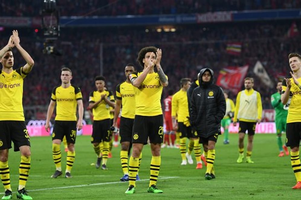 Tapfer klatschen die Spieler von Borussia Dortmund nach der 0:5-Niederlage in München zu den Fans.
