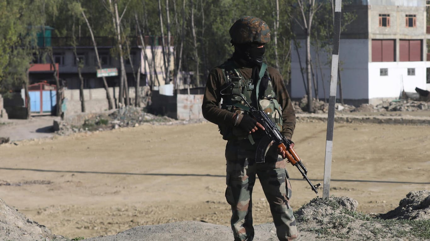 Auf Patrouille im Konfliktgebiet: Ein Soldat bei einer Straßenkontrolle im indischen Teil Kaschmirs.
