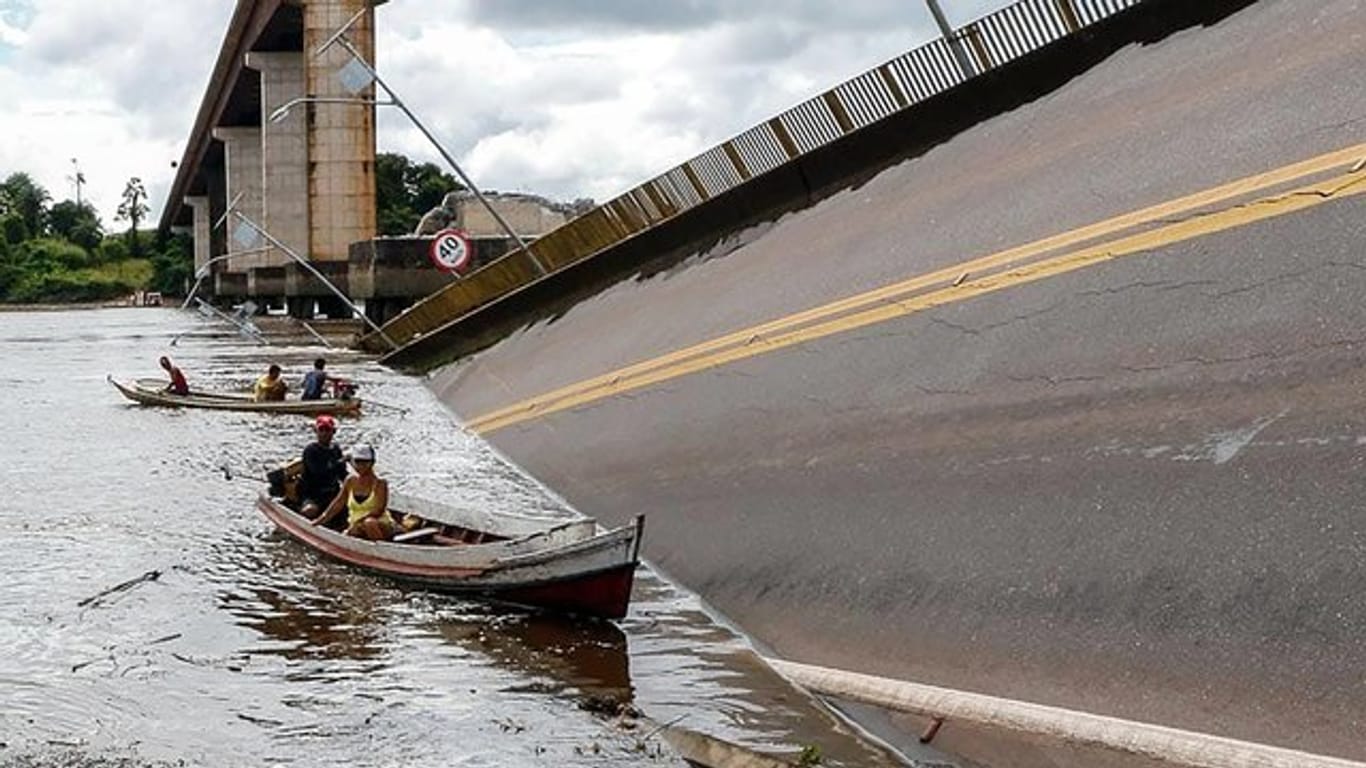 Auslöser des Unglücks am Fluss Moju war ein Fährunfall: Laut Medienberichten hat ein Schiff einen der massiven Pfeiler gerammt, daraufhin ist ein Teil der Flussüberführung ins Wasser gestürzt.