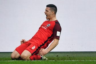 Luka Jovic jubelt: Der Eintrachtspieler hat den spätesten Elfmeter der Bundesliga-Historie auf Schalke verwandelt.