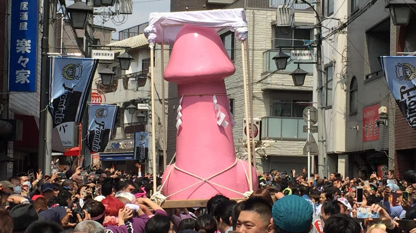 Kawasaki: Ein riesiger Phallus wird beim Phallus-Festival durch die Straßen getragen. Was in europäischen Breitengraden undenkbar wäre, gehört in Kawasaki zum Frühlingsbeginn.