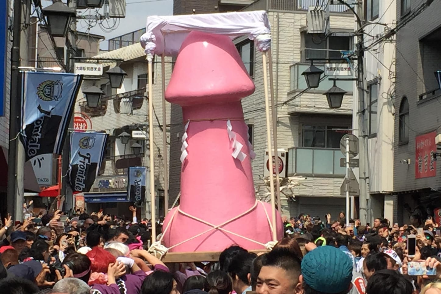 Kawasaki: Ein riesiger Phallus wird beim Phallus-Festival durch die Straßen getragen. Was in europäischen Breitengraden undenkbar wäre, gehört in Kawasaki zum Frühlingsbeginn.