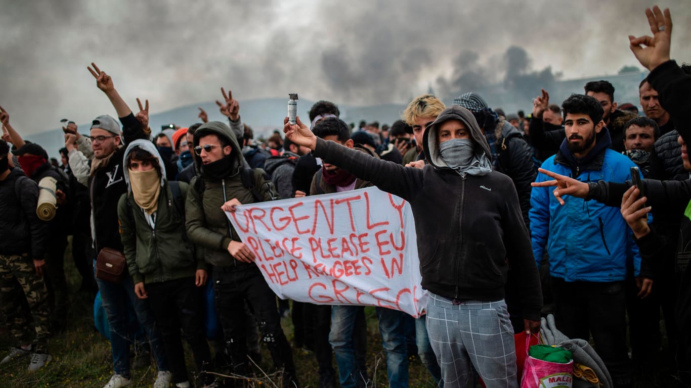 Migrantenansammlung nahe Thessaloniki: Demonstranten halten ein Banner mit der Aufschrift "Schnell, Bitte, Bitte EU, helft den Migranten in Griechenland".