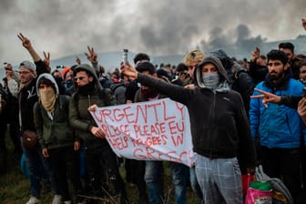 Migrantenansammlung nahe Thessaloniki: Demonstranten halten ein Banner mit der Aufschrift "Schnell, Bitte, Bitte EU, helft den Migranten in Griechenland".