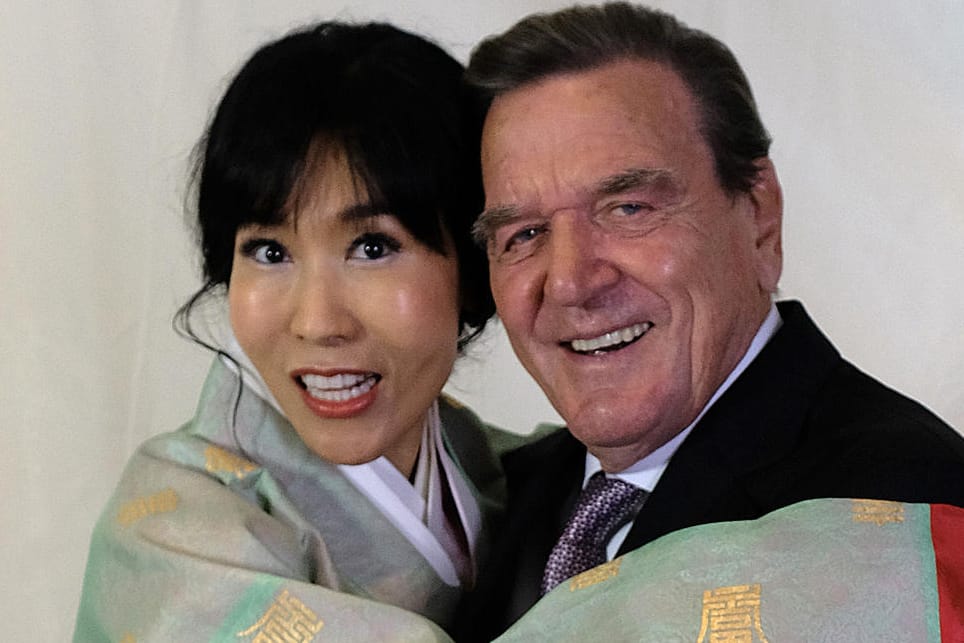 Soyeon Kim und Gerhard Schröder: Für sie lebt der Altkanzler gesünder.