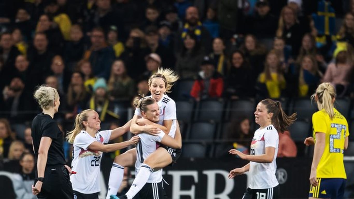Die DFB-Frauen feiern den 2:1-Sieg über Schweden in Solna.