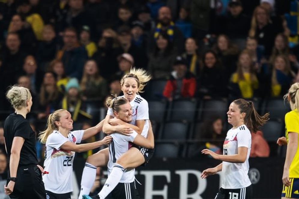 Die DFB-Frauen feiern den 2:1-Sieg über Schweden in Solna.