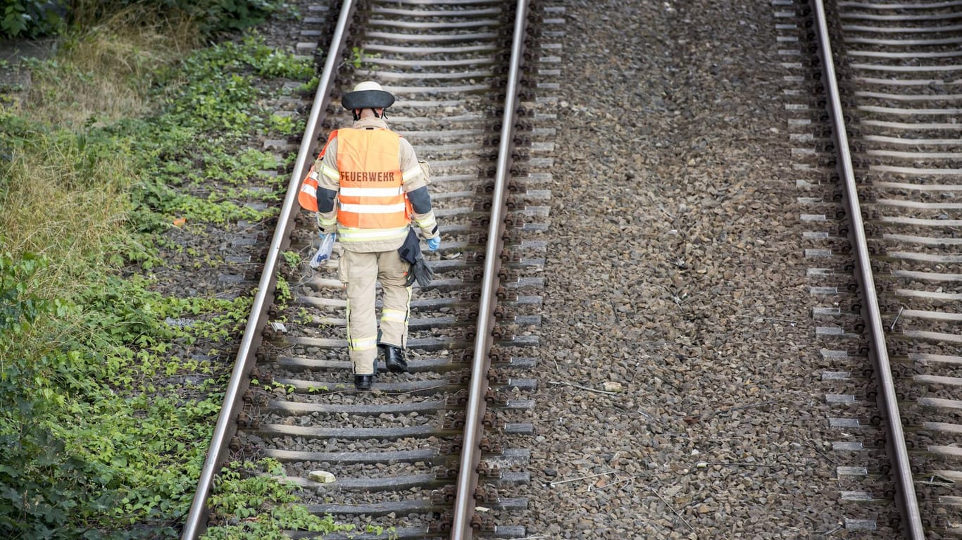 Einsatz der Feuerwehr auf Bahngleisen: Ein Pilot meldete in der Nähe von München ein Feuer. (Archivbild)