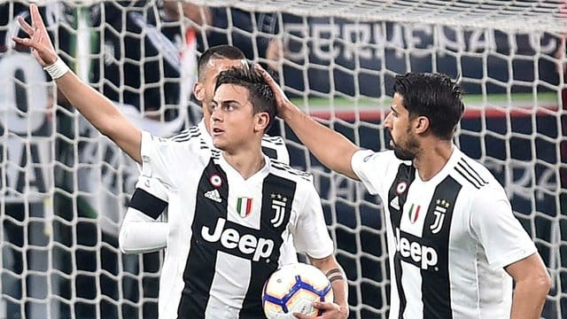 Sami Khedira (r) feiert mit dem Torschützen Paulo Dybala den Treffer zum 1:1 für Juve Turin im Spiel gegen Milan.