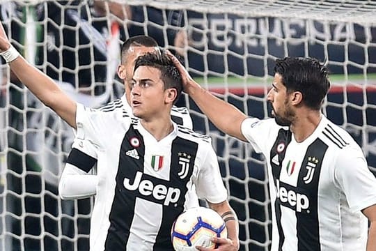 Sami Khedira (r) feiert mit dem Torschützen Paulo Dybala den Treffer zum 1:1 für Juve Turin im Spiel gegen Milan.