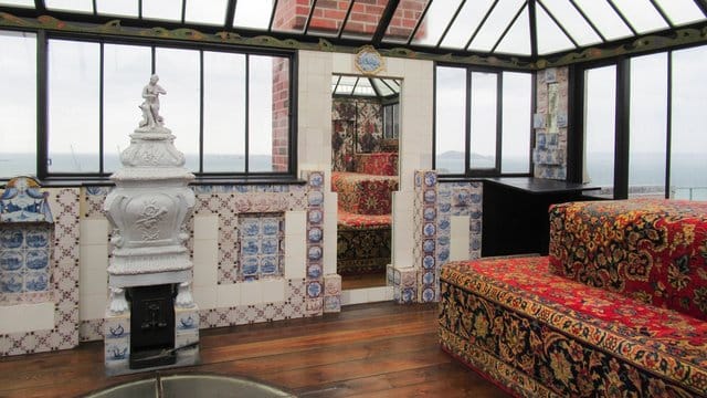 Das Zimmer mit Aussicht ("Look-out") im Haus des französischen Schriftstellers Victor Hugo auf der Kanalinsel Guernsey. Das Zimmer mit Aussicht ("Look-out") im Haus des französischen Schriftstellers Victor Hugo auf der Kanalinsel Guernsey.