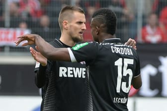 Die Kölner Dominick Drexler (links) und Jhon Cordoba umarmen sich.