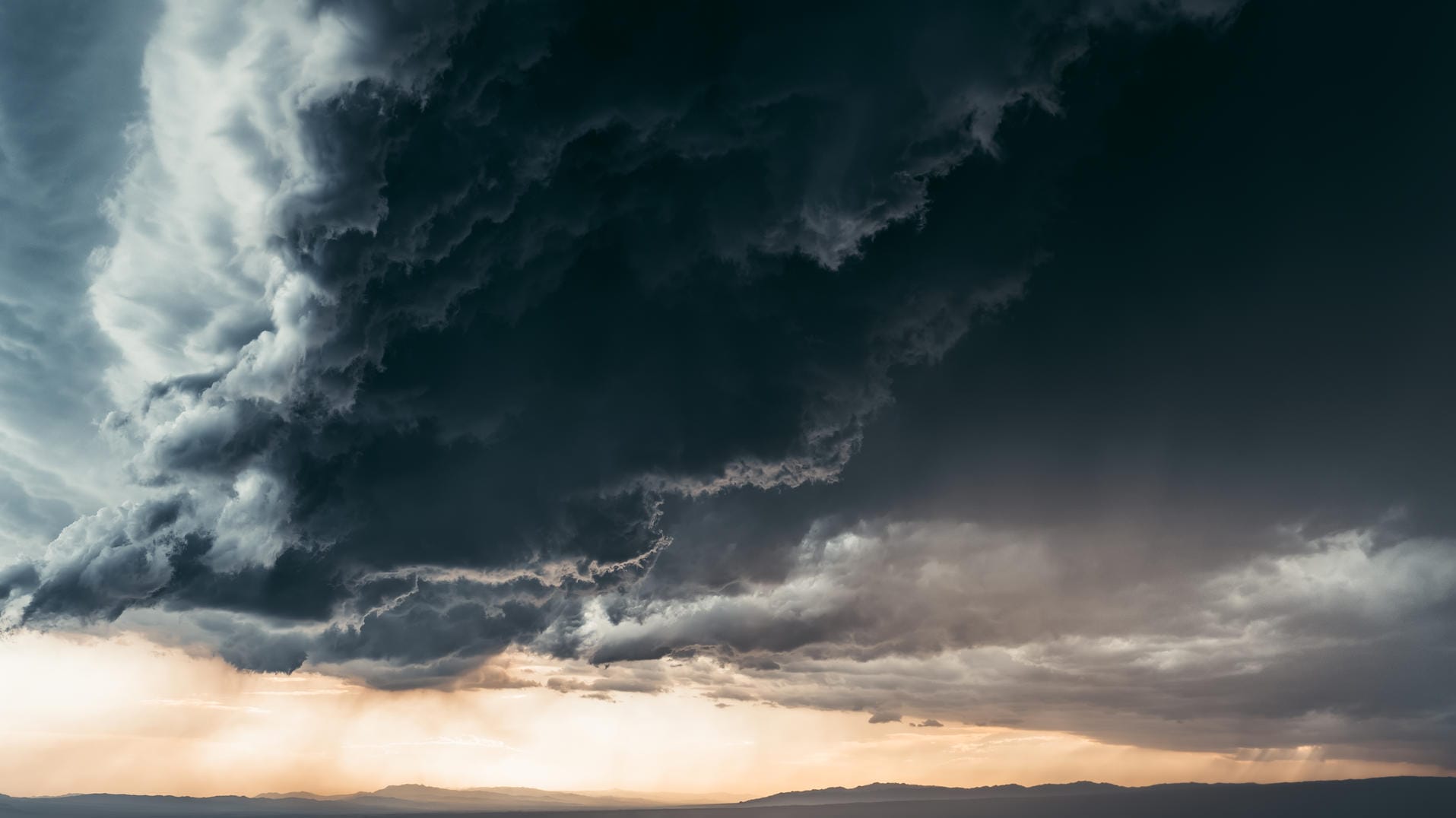 Stürmische Wolken: In den nächsten Tagen droht in Teilen Deutschlands ein Wetterumschwung.