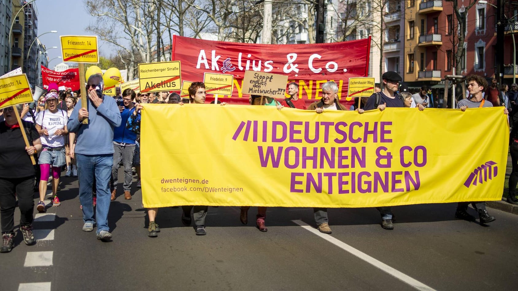 Demonstranten fordern Enteignung: Am Samstag gingen wegen steigenden Mieten Zehntausende Menschen in etlichen Städten auf die Straße.