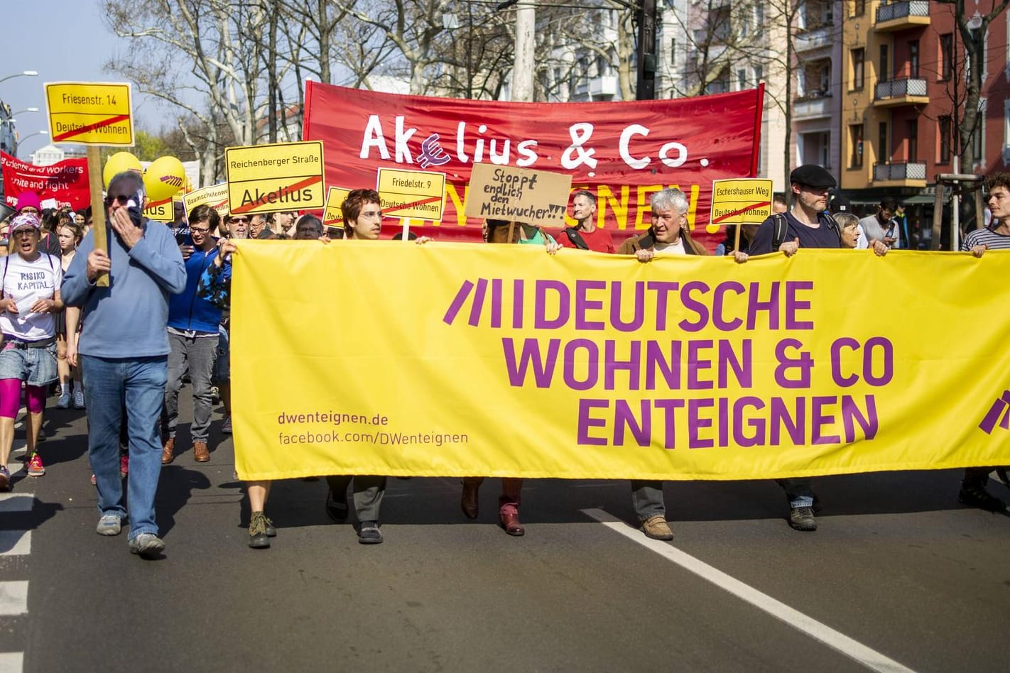 Demonstranten fordern Enteignung: Am Samstag gingen wegen steigenden Mieten Zehntausende Menschen in etlichen Städten auf die Straße.