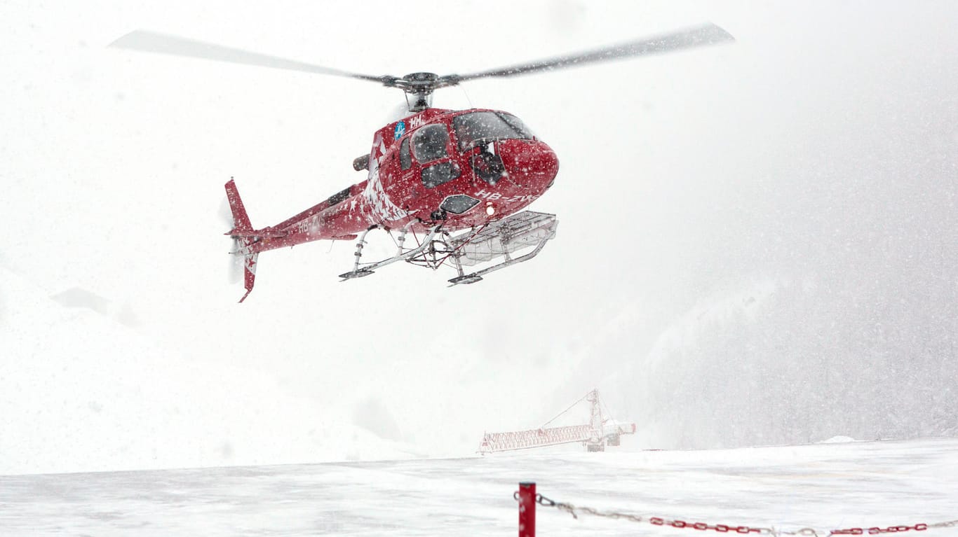 Hubschrauber der Schweizer Bergrettung im Einsatz: Tengelmann-Chef Haub wird seit einem Jahr vermisst.