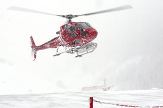 Hubschrauber der Schweizer Bergrettung im Einsatz: Tengelmann-Chef Haub wird seit einem Jahr vermisst.