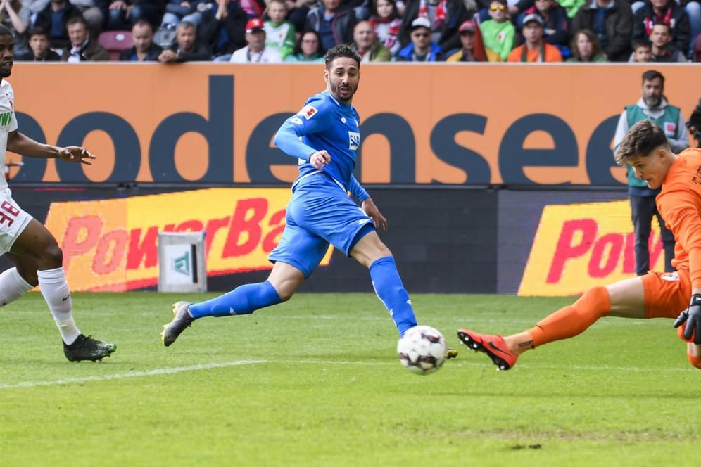 Hoffenheims Belfodil gegen Augsburgs Torwart Kobel.