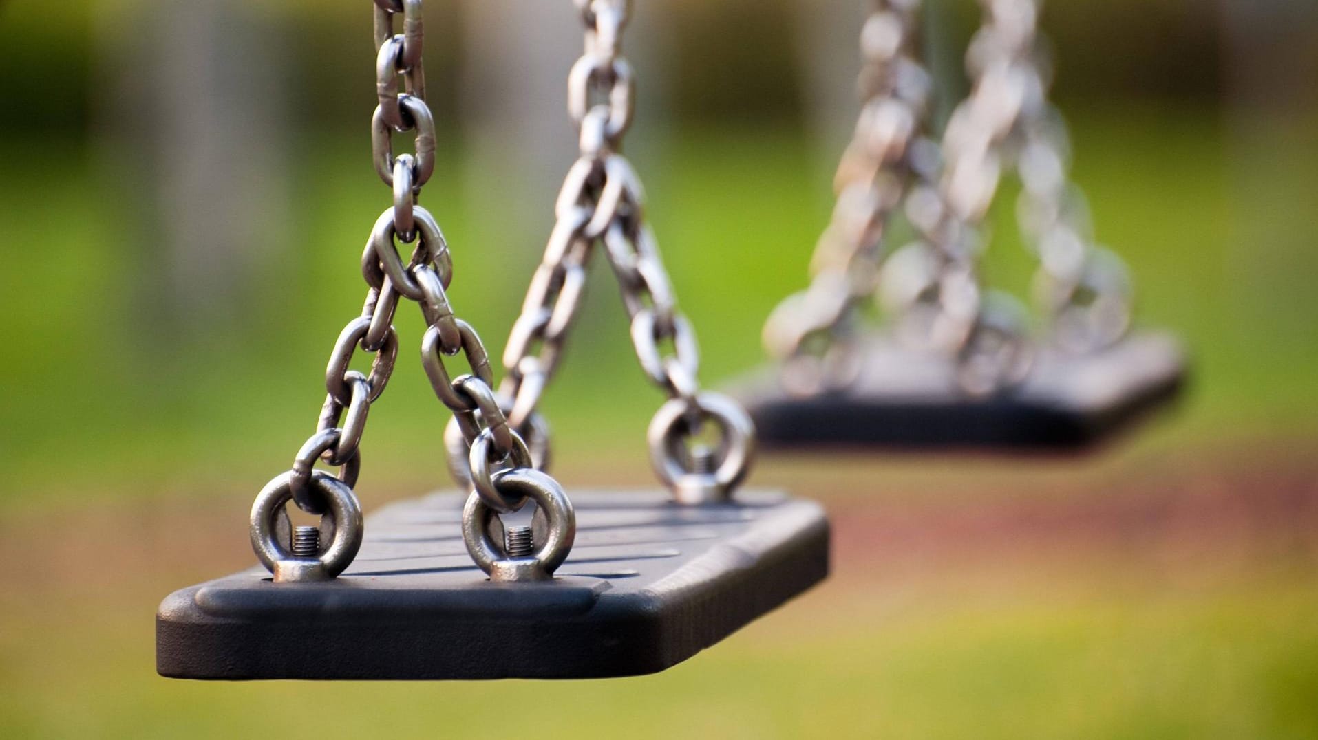 Kinderschaukeln: Eigentlich ist ein Spielplatz zum Spielen da – einige Eltern in Freiburg vergaßen dies. (Symbolbild) Kinderschaukeln: Eigentlich ist ein Spielplatz zum Spielen da – einige Eltern in Freiburg vergaßen dies. (Symbolbild)