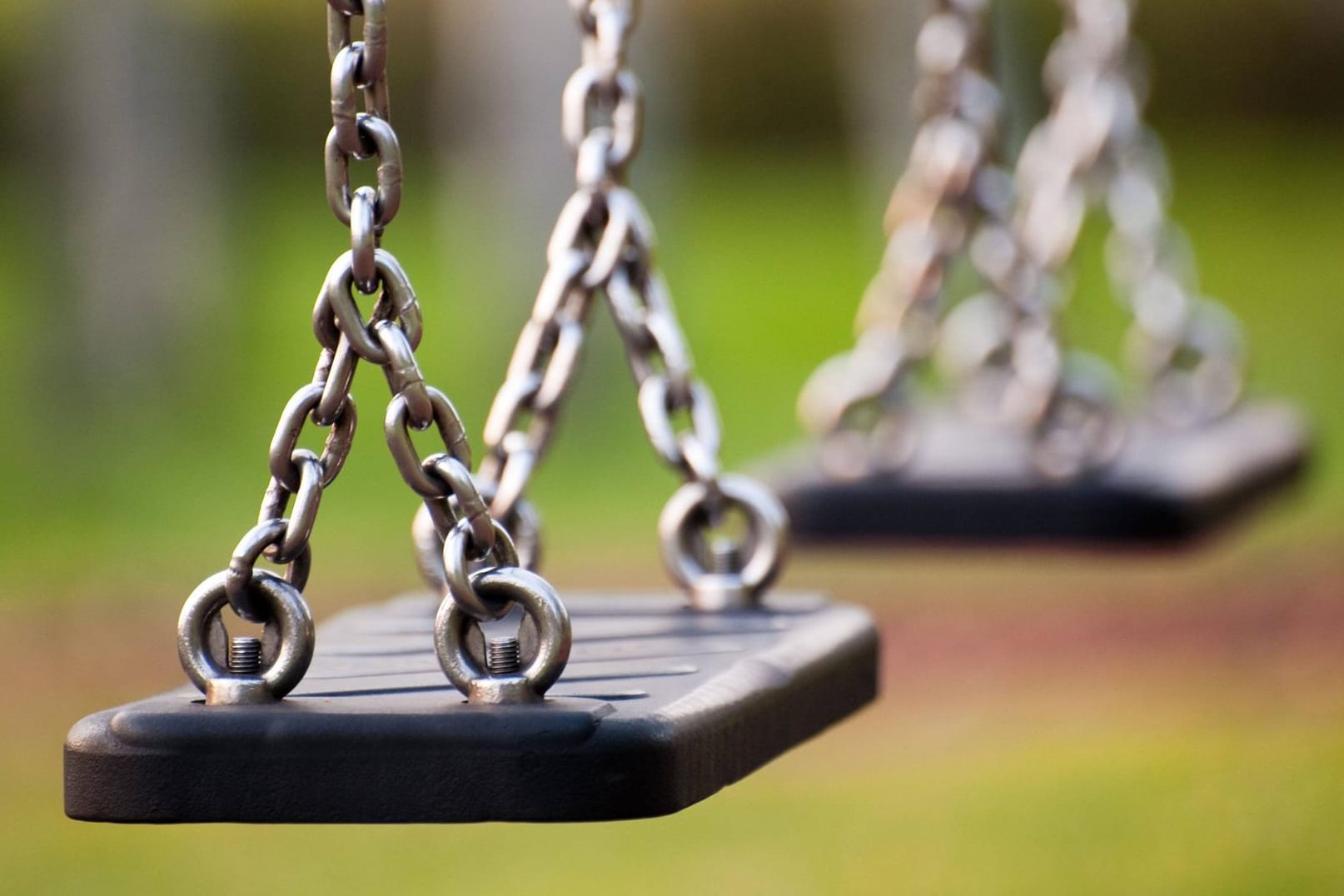 Kinderschaukeln: Eigentlich ist ein Spielplatz zum Spielen da – einige Eltern in Freiburg vergaßen dies. (Symbolbild)
