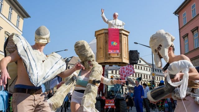 Mit einer Parade durch die Stadt wird in Weimar das Bauhaus-Jubiläum gefeiert. Mit einer Parade durch die Stadt wird in Weimar das Bauhaus-Jubiläum gefeiert.