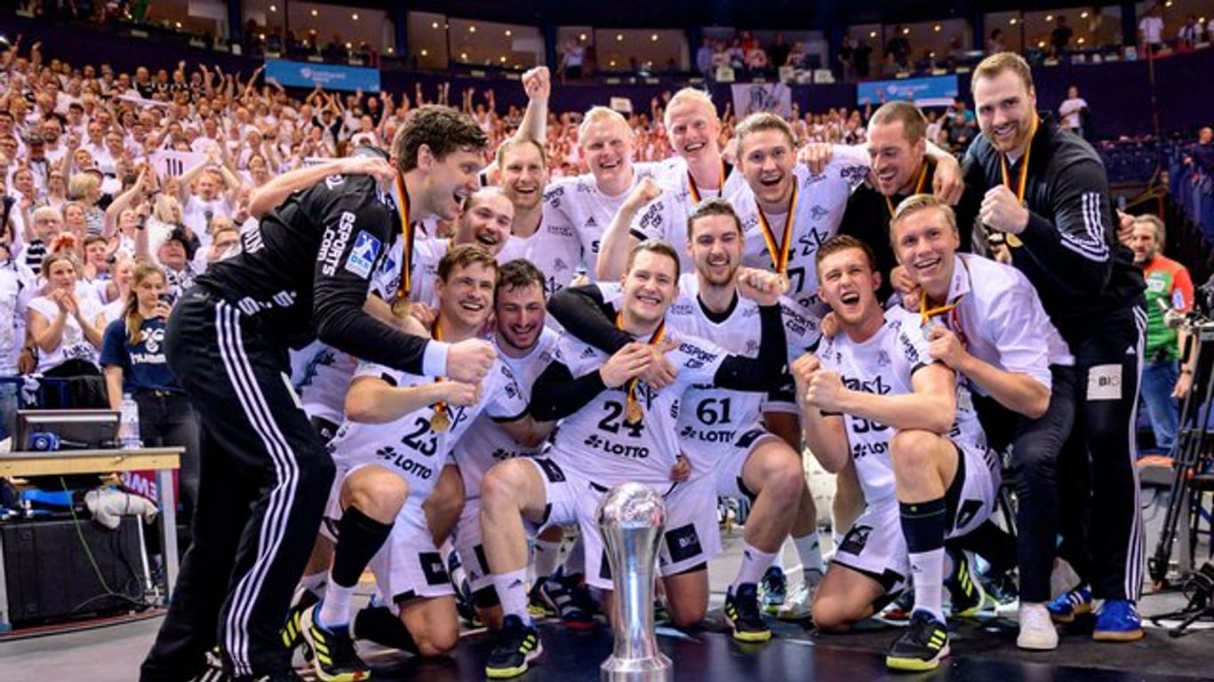 Die Kieler Mannschaft feiert den Pokalsieg.