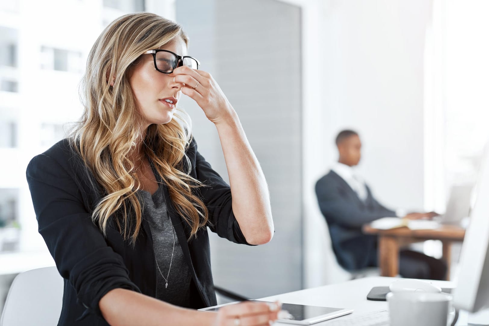 Gestresste Frau: Schon der Blick auf Bäume kann das Stresslevel von Menschen senken.