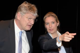 AfD-Chef Jörg Meuthen beim Parteitag in Heidenheim im Gespräch mit der Bundestags-Fraktionschefin Alice Weidel.