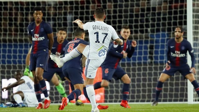 Straßburgs Anthony Goncalves erzielte das zweite Tor seiner Mannschaft. Straßburgs Anthony Goncalves erzielte das zweite Tor seiner Mannschaft.