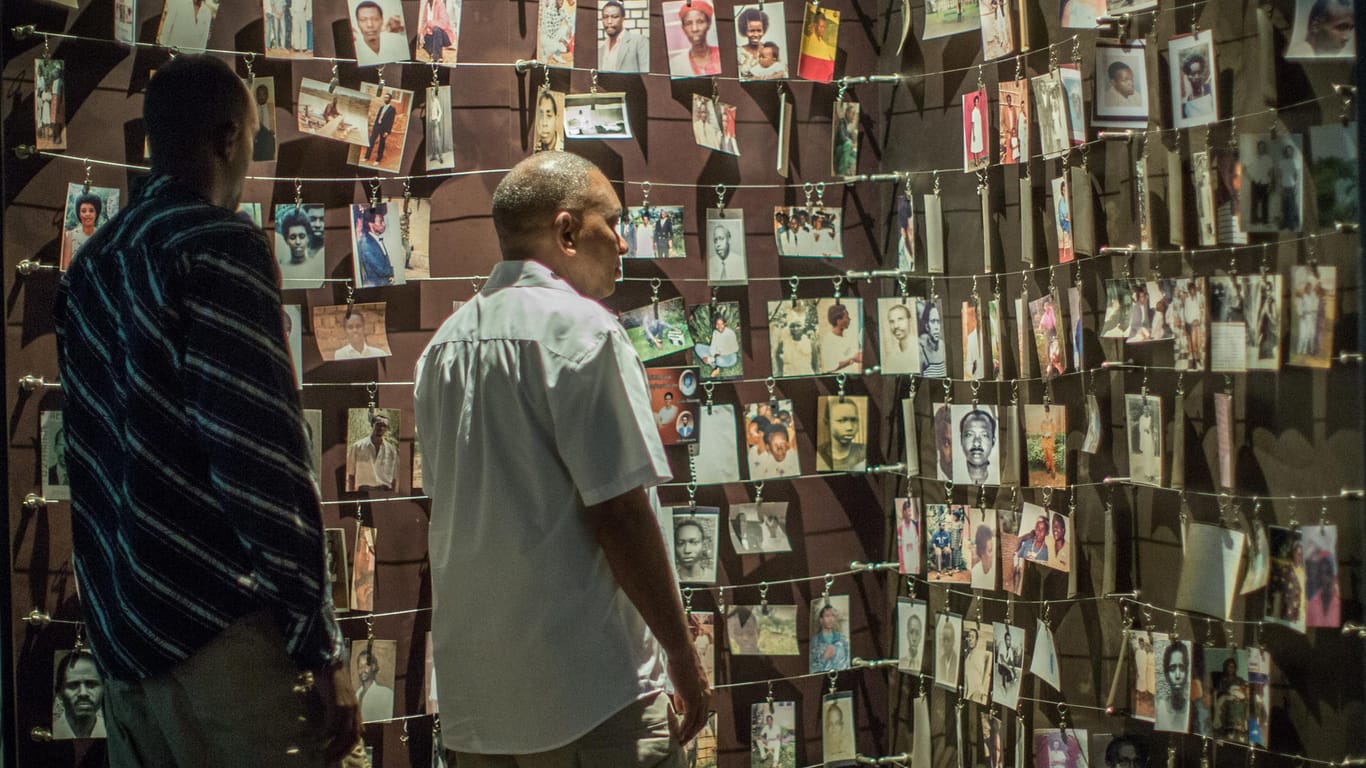 Eine Gedenkstätte in Kigali zeigt Bilder der bei dem Genozid in Ruanda Ermordeten.