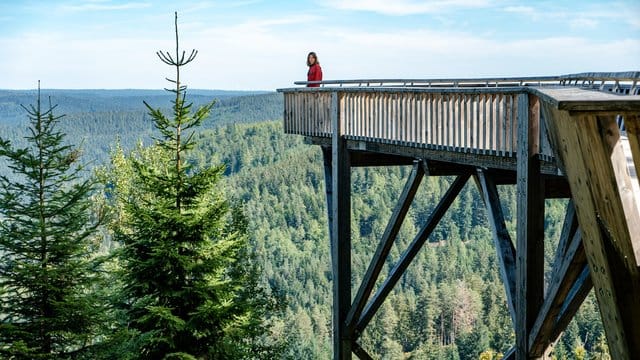 Hauptkommissarin Maris Bächle (Jessica Schwarz) mit Blick auf den Karsee, in dem Wanderer ein totes Mädchen gefunden haben.