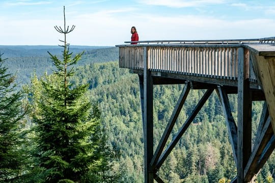 Hauptkommissarin Maris Bächle (Jessica Schwarz) mit Blick auf den Karsee, in dem Wanderer ein totes Mädchen gefunden haben.